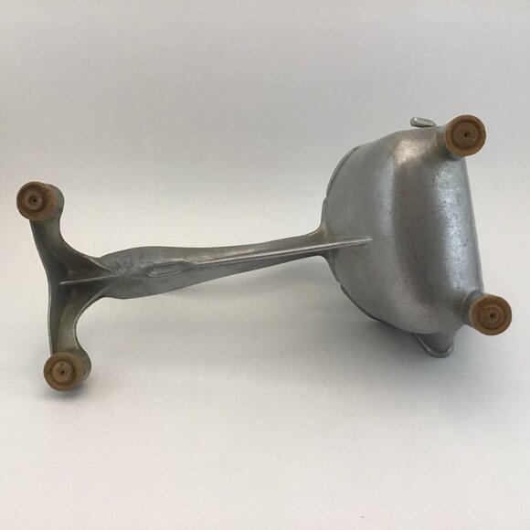 Wear-Ever Aluminum Hand Juicer Juice Press With Strainer Patent 1936 Canada - Picture 10 of 12